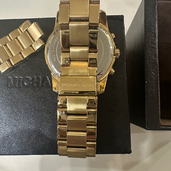 Michael Kors Oversized Watch - Picture 2 of 3